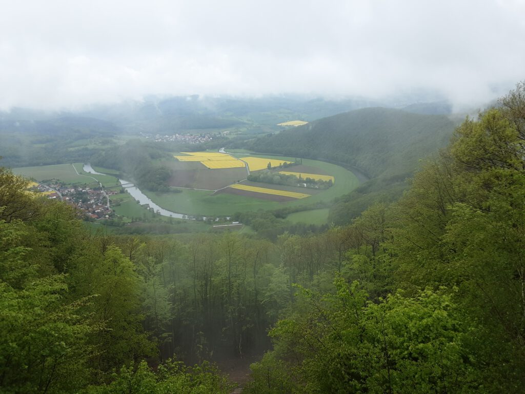 Die Werra-Schleife im Nebel von der Teufelskanzel aus.